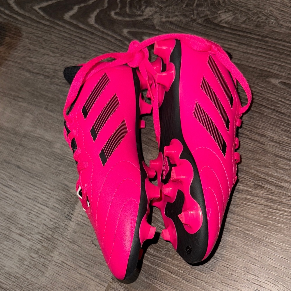 New Adidas kids Neon Pink Soccer Shoes soccer cleats sz 13.5 - Picture 2 of 6